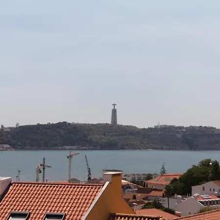 Charming Meio A Lapa Iii Amazing Terrace View ליסבון