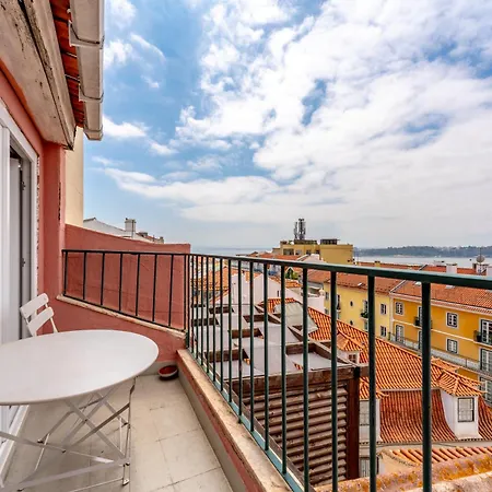 Апартаменты Charming Meio A Lapa Iii Amazing Terrace View Лиссабон