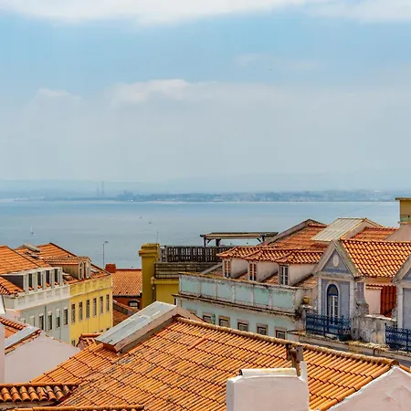 Апартаменты Charming Meio A Lapa Iii Amazing Terrace View Лиссабон